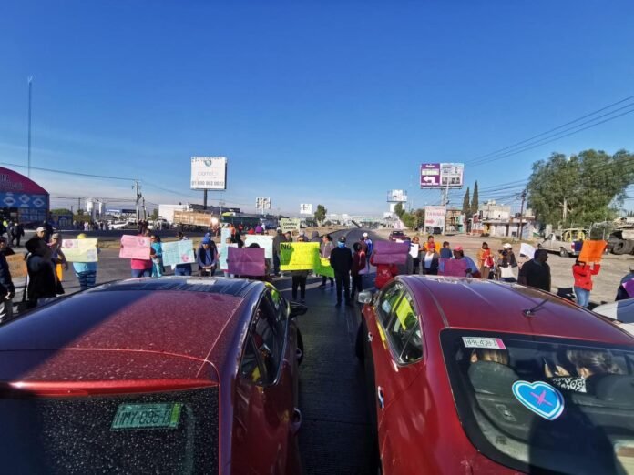 Pacientes con hemodiálisis bloquean la México-Pachuca