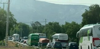 Agricultores bloquean tramo Actopan-Pachuca en protesta por distribución de aguas negras