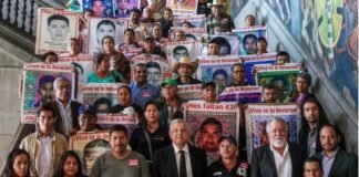 Padres de los 43 de Ayotzinapa se reúnen con AMLO