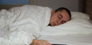 No metas el celular a tu alcoba, daña tu salud