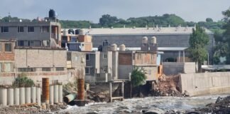 Por socavón en río de Tula desalojan cinco viviendas