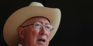 Ken Salazar pide trabajar unidos y no «bajo amenazas» ante pausa de Gigafactory de Tesla