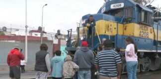 Vecinos de Ciudad Lago bloquean vías del tren por derrame de combustible