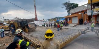 Volcadura de máquina pesada en Tula daña infraestructura