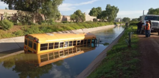 Tula: Cae autobús en canal de aguas negras