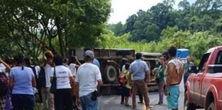 Vuelca camioneta de pasajeros ‘tolerada’ en Huejutla