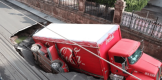 Socavón se ‘traga’ camión de refrescos y camioneta en Irapuato