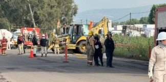 Fuga en toma clandestina provoca el cierre en la carretera Texcoco-Lechería