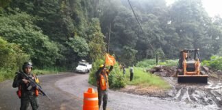 Militares despejan carreteras por lodazales en Lolotla, Hidalgo