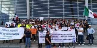 Trabajadores del Poder Judicial se manifiestan durante el 2do informe de Rebeca Aladro