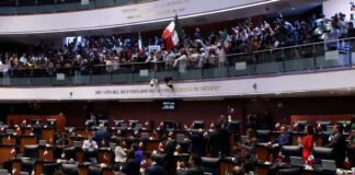 Irrumpen manifestantes al Senado; declaran receso indefinido