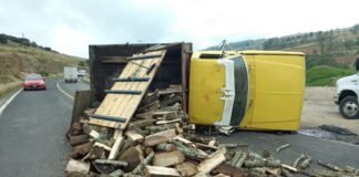 Choque y volcadura en la carretera federal México-Tuxpan