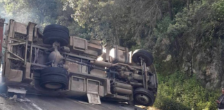 Vuelca camión de CFE en la carretera Pachuca-Huejutla