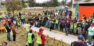 Limpian alcalde y reporteros cancha de Béisbol en Pachuca