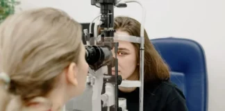 ¿Qué son las manchas flotantes en los ojos y cuándo preocuparse?