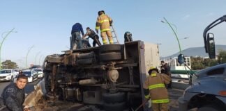 ¡Caos vial! Volcadura de camioneta de valores colapsa la Supervía Colosio de Pachuca