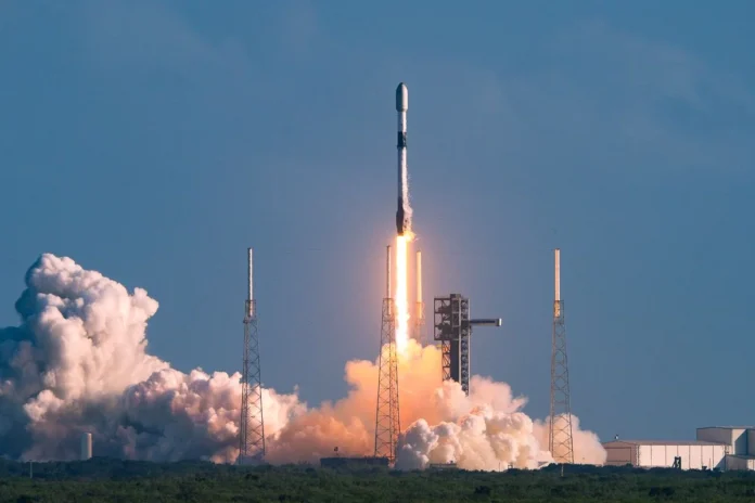 25390 SpaceX planea prueba de transferencia de propulsor orbital en 2025, clave en misión lunar. Foto: SpaceX