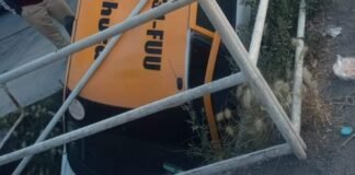 ¡Al fondo! Taxi cae en coladera abierta sobre la México-Pachuca