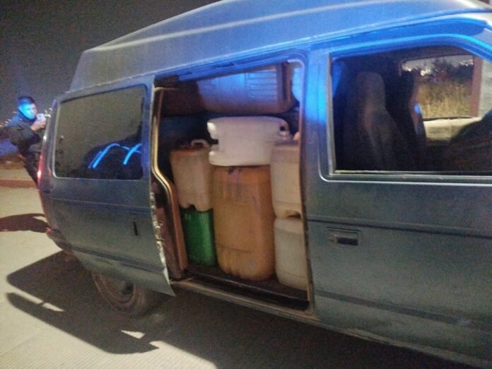 Camioneta abandonada con hidrocaburo robado en Mineral de la Reforma