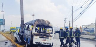 Combi choca y se incendia sobre la supervía Colosio; hay más de 10 heridos