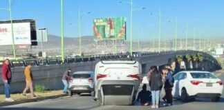 ¡Alerta vial! Auto se vuelca sobre la Supervía Colosio de Pachuca