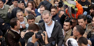 Al grito de ¡asesinos! reciben en Valencia a Felipe VI y al presidente Sánchez