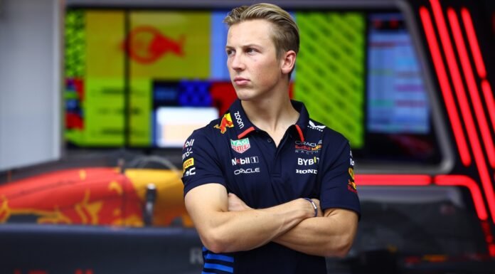 Anuncian a Liam Lawson como el reemplazo de Checo Pérez en Red Bull