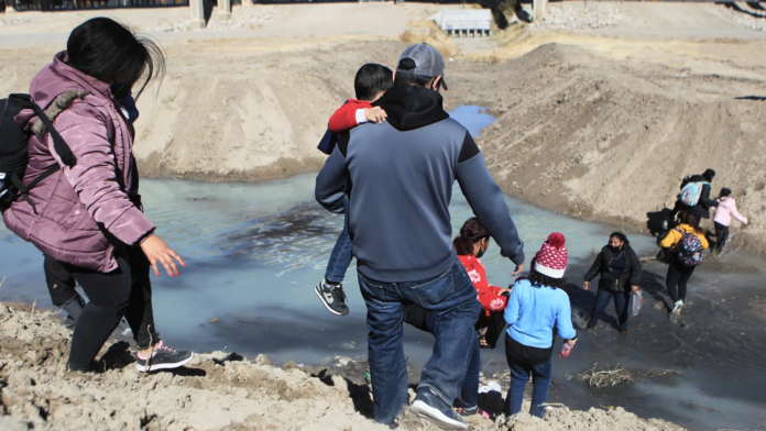 Rumor de supuesta apertura de frontera llega a migrantes y saturan Ciudad Juárez