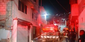 Rescatan bomberos a hombre atrapado en incendio