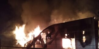 Fuego consume caja seca de un tráiler en la colonia Punta Azul