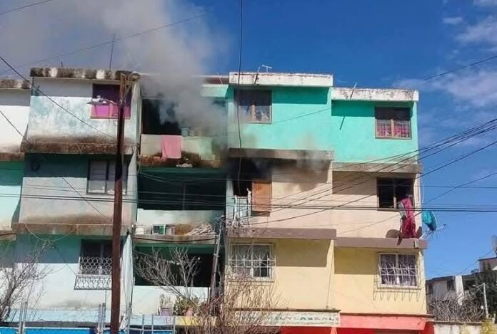 Incendio consume un departamento en Villas de Pachuca