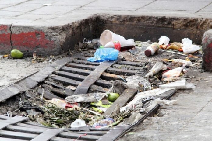 Nuevas multas de hasta 3 mil pesos por tirar basura en calles de Pachuca