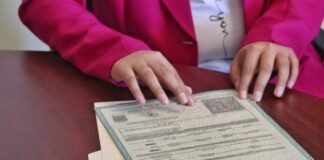 Entrega de la primera acta de nacimiento en sistema braille