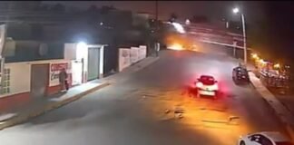 Autobús es arrollado por tren en Tlamaco tras intentar ganarle el paso