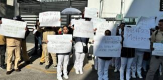 Trabajadores de IMSS Bienestar exigen recontratación e insumos