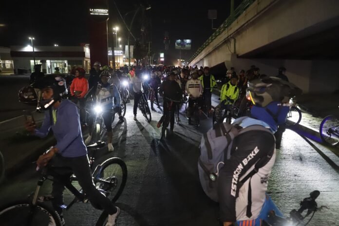 Ciclistas de Pachuca protestan con rodada nocturna en memoria de Froylán