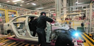 Aplaza Trump aranceles para autos procedentes de México y Canadá