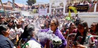 Arropa pueblo purépecha a la presidenta Claudia Sheinbaum