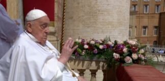 Papa Francisco bendice a fieles en misa de pascual