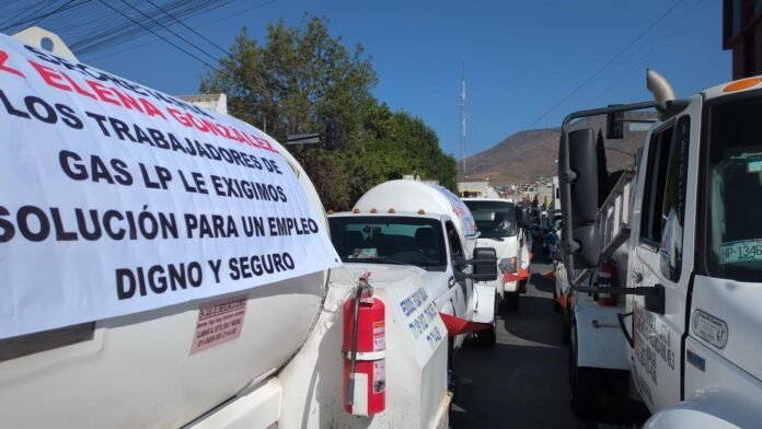 Gaseros pipas colapsan Mexico-Pachuca, se manifietan