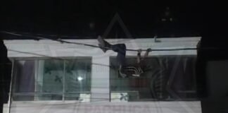 Sujeto se cuelga de cables para atentar contra su vida; policía de Pachuca lo rescata