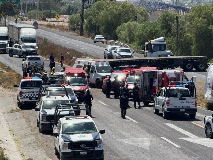 Tráiler arrastra automóvil y deja tres heridos Mexico Laredo - San Agustin Tlaxiaca