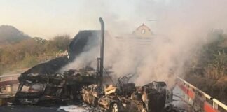 Bloqueos y quema de vehículos paralizan accesos a San Ignacio, Sinaloa