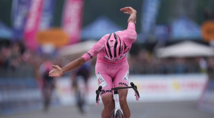 Isaac del Toro celebra su victoria de etapa en el Giro de Italia 2025