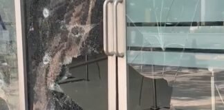 Encapuchados vandalizan inmuebles en Paseo de la Reforma, CDMX