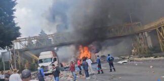 Impacto en la México-Toluca deja dos tractocamiones incendiados