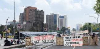 Normalistas mantienen bloqueo en Reforma e Insurgentes