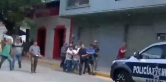 Comuneros retienen a secretario municipal y policías en Huejutla