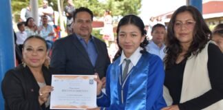 Lorena García apadrina a egresados de Telesecundaria 559