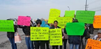 Protestan comerciantes de Acayuca tras reubicación de tianguis